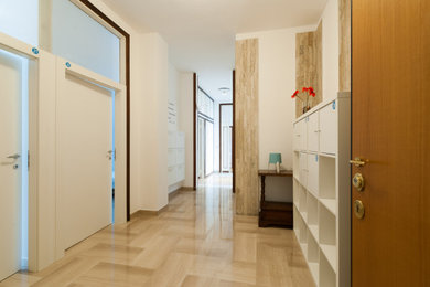 Foto de distribuidor clásico grande con paredes blancas, suelo de mármol, puerta de madera oscura y suelo beige