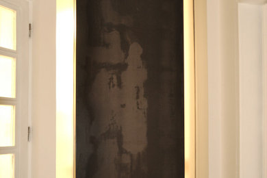 Immagine di un ingresso o corridoio contemporaneo con pareti bianche e pavimento grigio