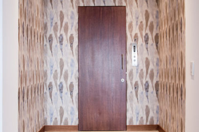 Diseño de distribuidor actual grande con paredes multicolor, suelo de baldosas de porcelana, puerta simple, puerta de madera oscura y suelo gris