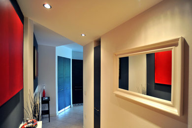 Imagen de distribuidor contemporáneo pequeño con paredes grises, suelo de baldosas de cerámica, puerta simple y suelo rosa