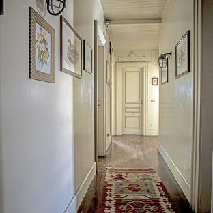 Esempio di un ingresso o corridoio country di medie dimensioni con pareti bianche, parquet scuro e pavimento marrone