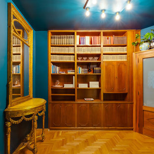 Immagine di un ingresso o corridoio bohémian di medie dimensioni con pareti blu, parquet chiaro, una porta marrone e pavimento marrone