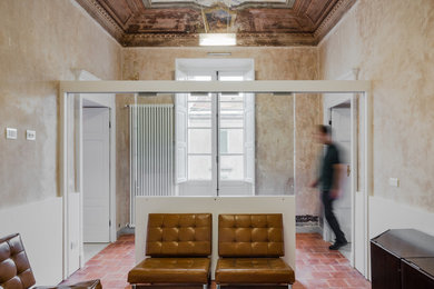 Ispirazione per un grande ingresso moderno con pareti beige e pavimento in terracotta