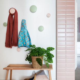 Foto di un ingresso nordico di medie dimensioni con pareti bianche, parquet chiaro e pavimento beige