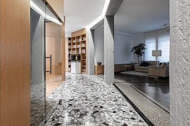 Immagine di un ingresso o corridoio moderno di medie dimensioni con pareti bianche, pavimento alla veneziana e pavimento beige