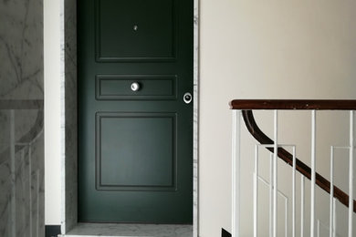 Ispirazione per una piccola porta d'ingresso classica con pareti beige, pavimento in cemento, una porta singola, una porta verde e pavimento grigio
