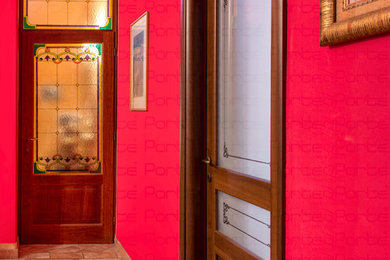 Idee per un ingresso o corridoio classico con pareti rosse, pavimento con piastrelle in ceramica e pavimento multicolore