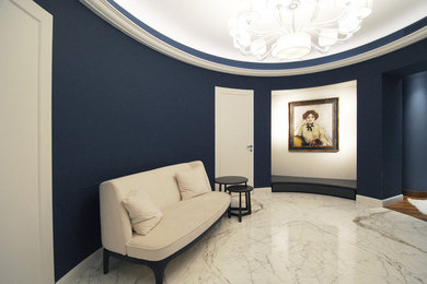 Idee per un grande ingresso moderno con pareti blu, pavimento in marmo, una porta singola e una porta in legno chiaro