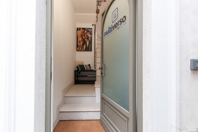 Foto de puerta principal urbana pequeña con paredes blancas, suelo de mármol, puerta simple, puerta de vidrio y suelo beige