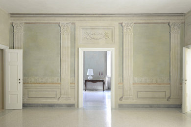Modelo de vestíbulo posterior clásico grande con paredes multicolor, suelo de terrazo y puerta blanca