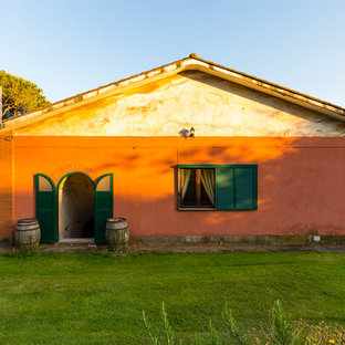 Foto di una porta d'ingresso country con pareti rosse, una porta a due ante e una porta verde
