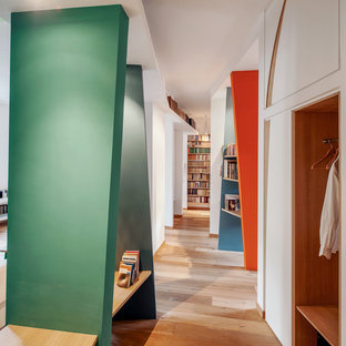Idee per un ingresso o corridoio design con pareti multicolore e parquet chiaro