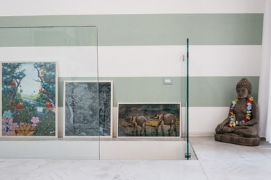 Imagen de distribuidor ecléctico de tamaño medio con paredes verdes, suelo de baldosas de porcelana, puerta simple y suelo gris