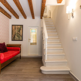 Esempio di un ingresso mediterraneo con una porta singola, pareti rosa, parquet chiaro e una porta bianca
