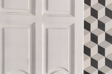 Immagine di una porta d'ingresso minimal di medie dimensioni con pareti multicolore, pavimento in legno verniciato, una porta singola, una porta bianca e pavimento bianco