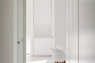 Diseño de recibidores y pasillos nórdicos pequeños con paredes blancas, suelo de madera clara y suelo blanco