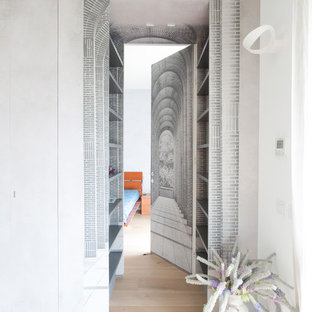 Idee per un ingresso o corridoio minimal di medie dimensioni con parquet chiaro e pavimento beige