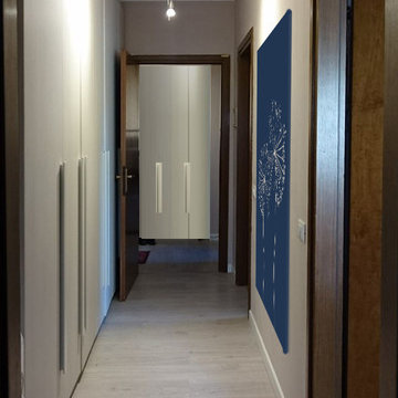 Un corridoio stretto, lungo e disorganizzato riprogettato con stile.