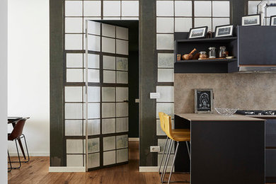 Immagine di un ingresso minimalista di medie dimensioni con pareti bianche e pavimento in legno massello medio
