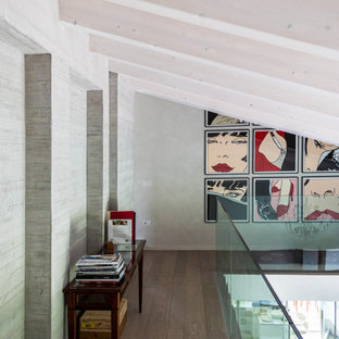 Foto di un ingresso o corridoio design con parquet scuro, pavimento marrone, travi a vista e pareti grigie