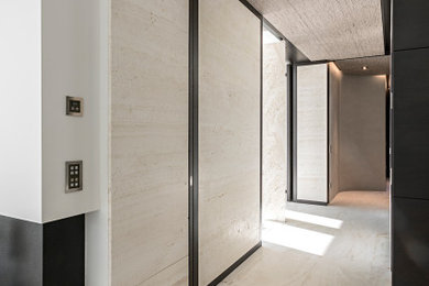 Foto di un ingresso o corridoio moderno con pareti beige, pavimento in marmo e pavimento beige
