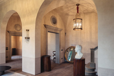 フィレンツェにある中くらいなトラディショナルスタイルのおしゃれな廊下の写真