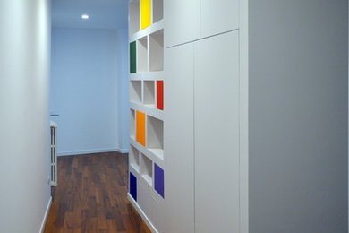 Idee per un ingresso o corridoio moderno di medie dimensioni con pareti multicolore e pavimento in legno verniciato