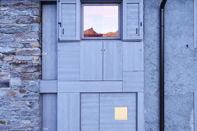 Idee per una porta d'ingresso stile rurale con una porta singola e una porta in legno chiaro
