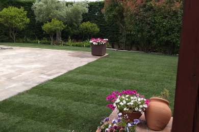 Ejemplo de jardín clásico renovado grande en verano en patio trasero con exposición parcial al sol y gravilla