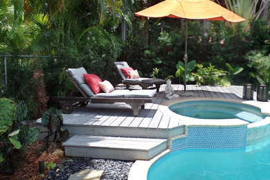 Mittelgroßer, Halbschattiger Moderner Garten hinter dem Haus mit Auffahrt, Kübelpflanzen und Natursteinplatten in Miami