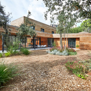 Diseño de jardín contemporáneo, en patio trasero, con adoquines de hormigón