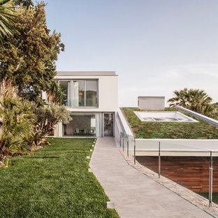 Foto de jardín minimalista, en patio delantero, con muro de contención