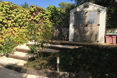Foto de jardín pequeño con gravilla y exposición parcial al sol