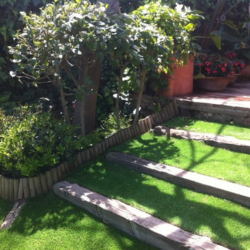 Césped artificial en jardín. Málaga