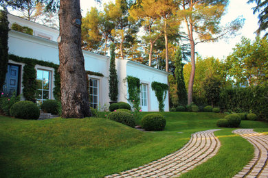 Modelo de camino de jardín clásico renovado grande con jardín francés, exposición parcial al sol y adoquines de piedra natural