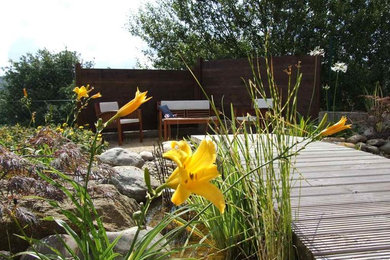 Inspiration pour un jardin chalet de taille moyenne avec une terrasse en bois.