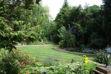 ロンドンにあるトランジショナルスタイルのおしゃれな庭の写真