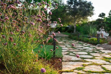 Imagen de jardín mediterráneo con piedra decorativa