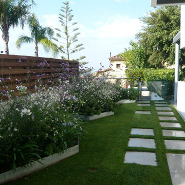 Jardín lateral con la vegetación
