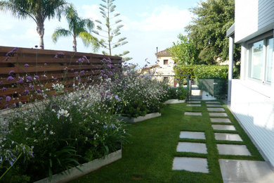 Foto de camino de jardín moderno en patio lateral
