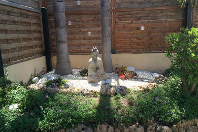 Foto de jardín de estilo zen pequeño en patio trasero