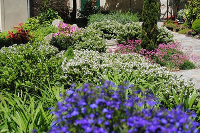 Ejemplo de camino de jardín clásico renovado de tamaño medio en patio con jardín francés