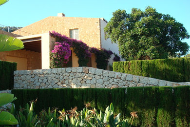 他の地域にある高級な中くらいな地中海スタイルのおしゃれな庭 (庭への小道) の写真