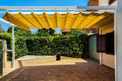 Ejemplo de acceso privado campestre pequeño en patio delantero con exposición total al sol y piedra decorativa