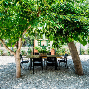 Modelo de jardín de secano, mediterráneo, en patio trasero, con fuente, exposición parcial al sol y gravilla