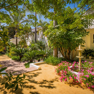 Imagen de jardín mediterráneo con fuente, exposición parcial al sol y granito descompuesto