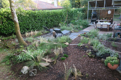 Idée de décoration pour un grand jardin arrière champêtre avec une exposition ensoleillée et une terrasse en bois.