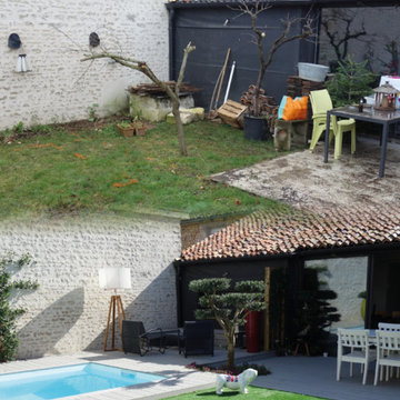 Aménagement d'un jardin avec terrasse bois et gazon synthètique