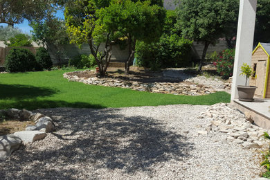 Exemple d'un jardin méditerranéen de taille moyenne et l'été avec un mur de soutènement, une exposition ensoleillée, une pente, une colline ou un talus et des galets de rivière.
