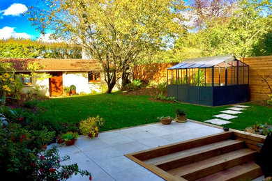 Идея дизайна: летний участок и сад среднего размера на заднем дворе в классическом стиле с подпорной стенкой, полуденной тенью и настилом